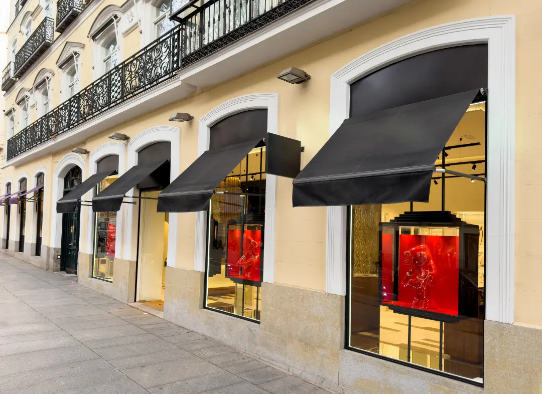 Façade vitrine de magasin en aluminium sur mesure à Menton